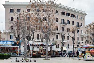 Da trent'anni allieta i bimbi con carousel e trenini: � Piazza Diaz, il "giardino delle giostre"